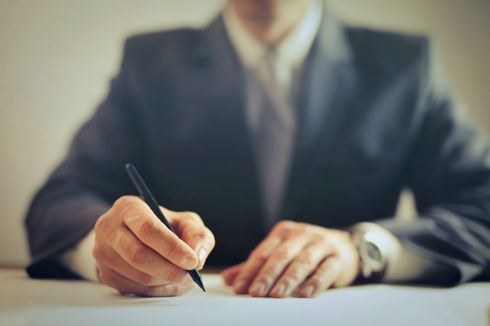 ¿Qué prácticas de contratación pueden ayudarle a encontrar un buen abogado?