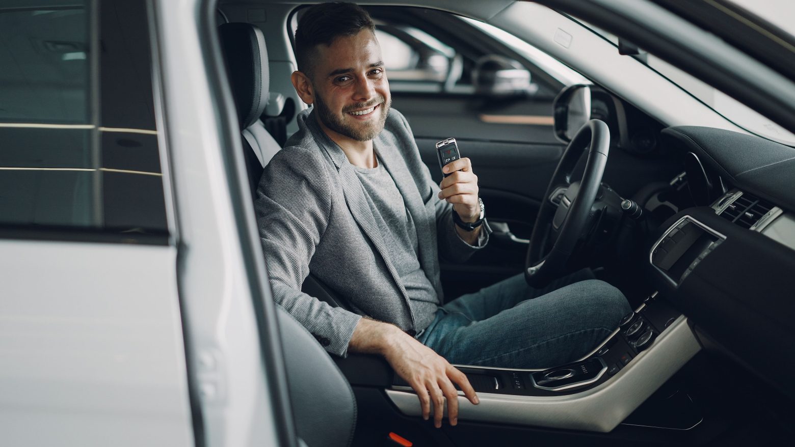 Gasolina, híbrido o eléctrico: ¿qué motorización elegir según tus kilómetros de renting?